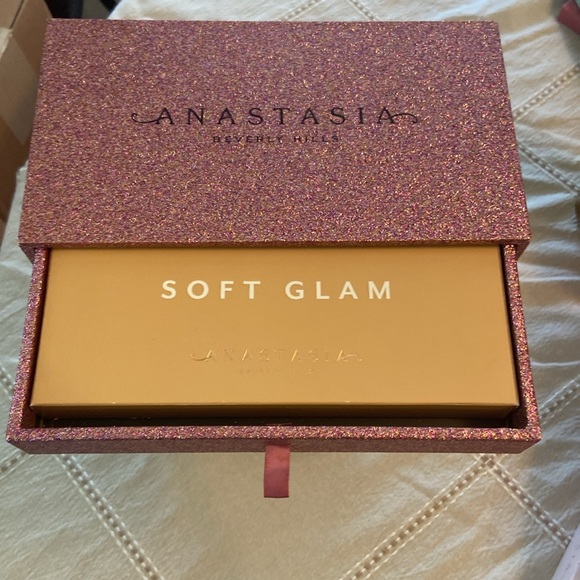 Anastasia Soft Glam Set Beautiful - Picture 4 of 6